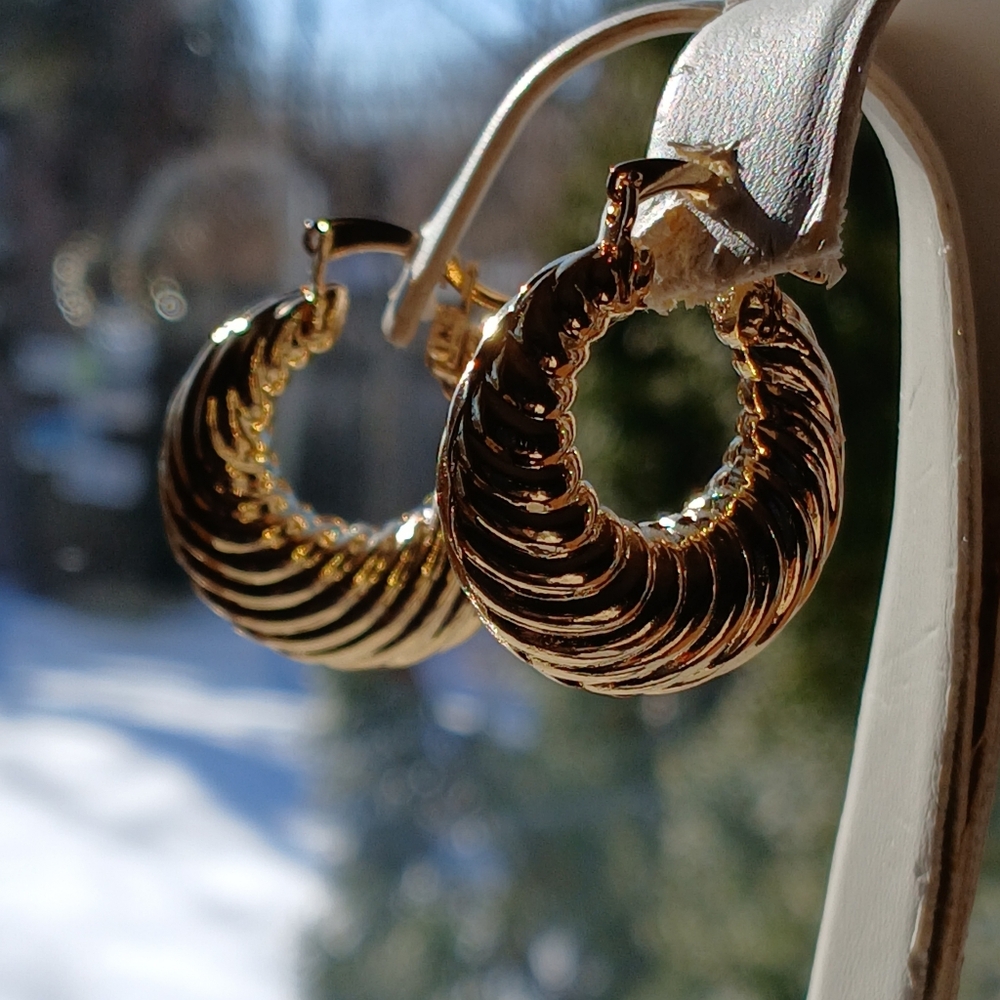 Beautifu 18K Gold Filled Shrimp Hoop Earrings - Picture 3 of 8